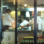 アーンドラ・ダイニング - ガラス越しに眼光鋭いオーラをビシバシ発してらっしゃいます