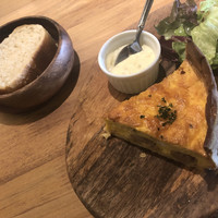 Bistro Sifflet - 大山鶏とベーコンのキッシュとパン
                    