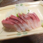 栄屋酒場 - ブリ刺