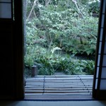 瓢亭 - 障子一枚で隔てられた小宇宙 "くずや"