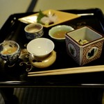 瓢亭 - 海鼠腸、貝と春菜の白和え