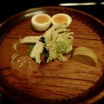 瓢亭 - 煮抜き玉子、白魚、蕗の薹、金柑甘露煮、薄く切った奈良漬を間に挟んだ肝