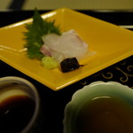 瓢亭 - 明石鯛のへぎ造り、トマト醤 (右)