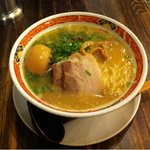 よってこや - 元祖鶏ガラとんこつスープ醤油ラーメン　半熟味玉付（750円）