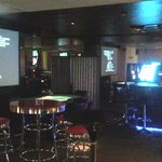 VEGAS - 入口正面にはスクリーンもあります