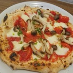ピッツァなお - 水牛モッツァレラのピザ、きのこトッピング