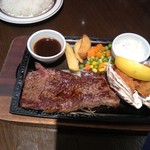 Bombazu - 友達がオーダーしたステーキと牡蠣フライのセット180ｇ・1399円(税抜き)
                        これも鉄板が熱くないので、切ると中身はレアのままで冷たい。