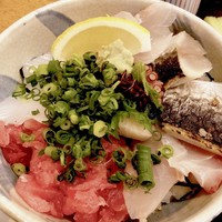 丸新 - 海鮮丼   鮪の中落ちの方向から