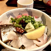 丸新 - 海鮮丼     白身の方向から
