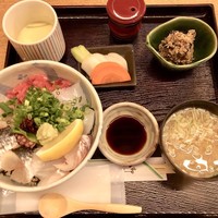 丸新 - 海鮮丼  １２８０円