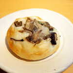 田園ベーカリー - きのこのパン（￥210）。ソフトフランス生地に、しめじとチーズをトッピング