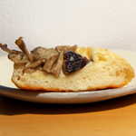 田園ベーカリー - きのこの下はホワイトグラタン風味の層で、非常にミルクリッチな味わい