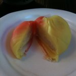 茶寮 宝泉 - 生菓子の割ったところ