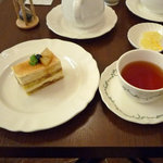 カフェ レックコート - ケーキセット（シブーストとレモンティー）　