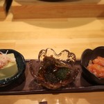 旬の肴と旨い酒 小鈴 - お通しは蟹豆腐、ブリ子、鮭の飯寿司