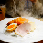 クラフトビアハウスモルト - 蓋を取ると燻製の煙がふわっと