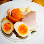 クラフトビアハウスモルト - シャルキュトリーと燻製5種の盛り合わせ