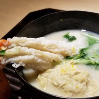 富小路 やま岸 - (05)松葉蟹(兵庫県浜坂産)のしゃぶしゃぶ、白味噌仕立て
                    松葉蟹の火入れ加減が絶妙で、筋肉繊維の１つ１つがフワッとして、微かなレア感も残しつつ、抜群な旨みと甘みを堪能。