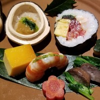 富小路 やま岸 - 焙烙八寸
                    (07)のれそれの海鼠腸掛け
                    (08)玉子カステラ
                    (09)煮車海老
                    (10)太巻き
                    (11)煮人参
                    (12)煮南瓜
                    (13)黒海鼠
                    (14)？菜(聞き忘れ)(法蓮草かしら？)