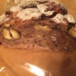 ラトリエ ドゥ プレジール - 今週のアミティエ（ココア生地に、4種の栗、2種のフルーツ、ヘーゼルナッツ、ホワイトチョコレート、オレンジピール、グリュエドカカオ）