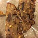 ラトリエ ドゥ プレジール - 今週のアミティエ（ココア生地に、4種の栗、2種のフルーツ、ヘーゼルナッツ、ホワイトチョコレート、オレンジピール、グリュエドカカオ）