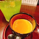 鳥田中 - サービスデザートのこだわり玉子のプリンと冷たいお茶