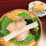 鳥田中 - お通し三品の二  ヒラメの同肝巻きと北海道産雲丹巻き&シマアジのお造り 生わかめ添え