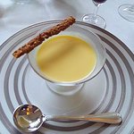 ル ジャルダン グルマン - とうもろこしのスープに、カレー味のビスキュイが添えられたもの