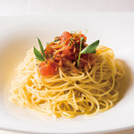 Pasta with dried scallops and tomatoes