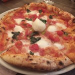 アルヴェッキオ ドゥオモ - マルゲリータ コン ブッファラ
      水牛のモッツァレラチーズのピザ
      ヤバいくらい美味しくて美味しすぎる