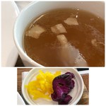 カフェオットー ピゥ - スープはベーコンなどが入り、薄めのコンソメ味。