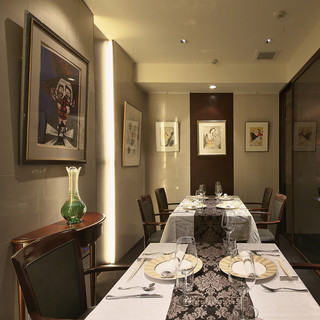 A space where you can relax and enjoy your meal while still having a luxurious feel.