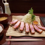 epais - 黒い石の上の白いものはボルチーニ塩。
                                折角だから一枚だけ付けたが、要らないと思う。