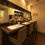 シンプルキッチン - デートにぴったりなカウンター席