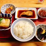 深谷上柴食堂 - 料理写真:唐揚げ140円 ぶり照り410円 きんぴら108円 揚げ出し豆腐162円 ごはん中162円 なす揚げ浸し162円 （アサリ汁194円）合計1,338円