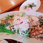 松竹堂ｃａｆｅ - 今日のごはん　左からメヌキの野菜餡掛け、サラダ、厚揚げきのこ甘辛煮、蓮根人参ごま和え。お新香　アップ