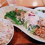 松竹堂ｃａｆｅ - 今日のご飯、雑穀米、メインプレート、お新香　ランチはドリンク付きです