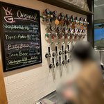 Y.Y.G. Brewery & Beer Kitchen - ビール入れてくれてます。