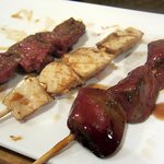 やきとり・ホルモン串　もりしん -  鶏レバーあぶり串を塩とタレで、真ん中の白いのはタケノコ（大動脈）