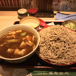 味奈登庵 - カレー南蛮そば 大盛り 別盛り＋玉子♡  
      無料の揚げ玉はもちろん貰う。
      アゲダマビンボー！