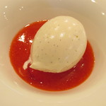 御影 ジュエンヌ - あまおうイチゴのスープ仕立てとバニラとミルクのアイスクリーム