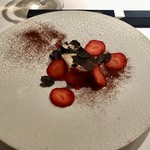 エクアトゥール - 黒トリュフたっぷりのイチゴのティラミス