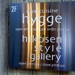 hygge - お店の看板です。 ビルの２階がお店になっています。 ｈｙｇｇｅ（ヒュッゲ）って、デンマークの言葉で、「アットホームで楽しくて、心地よい。」って意味なんですよ。 快適な空間を楽しめるって訳ですね。