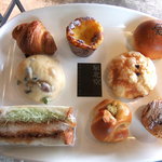 泉北堂 - (左上から)ﾐﾆｸﾛﾜｯｻﾝ､ｶｽﾀｰﾄﾞﾊﾟｲ､あんぱん､五色豆ﾊﾟﾝ､ﾒｰﾌﾟﾙﾒﾛﾝﾊﾟﾝ､ｶﾂｻﾝﾄﾞ､ﾍﾞｰｺﾝﾛｰﾙ､ｼﾅﾓﾝﾅｯﾂ