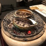 あわび日本料理 錦りゅう - 鮑のおどり焼き　踊っている姿は残酷でありながら絶景☆自分で炭火で焼くという楽しさ♪火を通したからこその柔らかさがうまい(^0^)肝バターソースを付けると旨さが倍増っ！！　2019/02/16