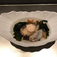あわび日本料理 錦りゅう - 鮑丸かじり　さっきまで生きていたものを捌く！！コリッコリだけどしっかり包丁が入れてあるから食べやすい(^0^)磯の香りの頂点！！生の肝は苦みが爽やかで甘みすら感じる◎　2019/02/16