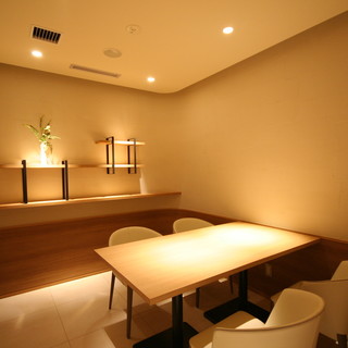 有名デザイナーによるモダンでスタイリッシュな空間でお食事を