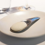 Gaggan - ヨーグルト爆弾：口の中ではじけます。