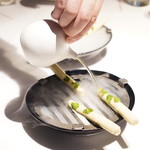 Gaggan - アスパラに見立てたホワイトチョコ