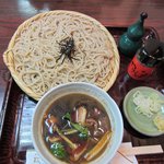 戸隠そば - そして私が頼んだ鴨せいろ１１５０円、温かい鴨汁のつけ蕎麦ですね。 